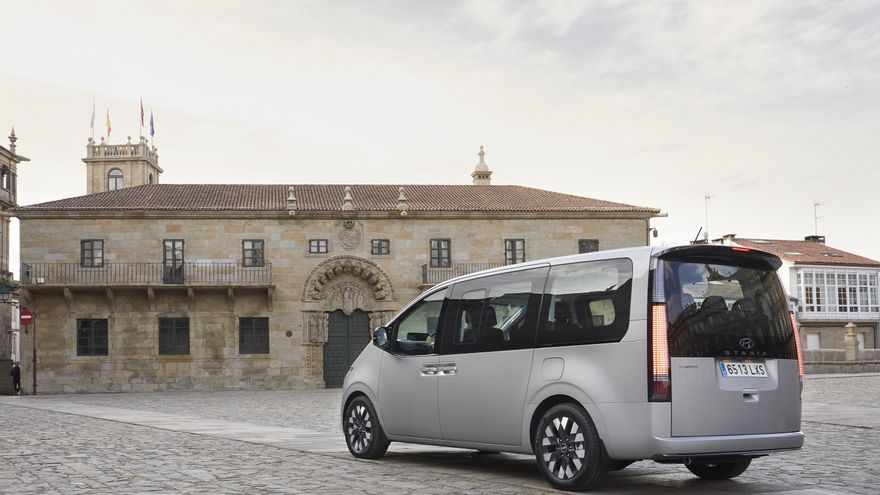 El Staria luce una estampa exterior chocante a primera vista que puede pasar por la de un 'concept car'.