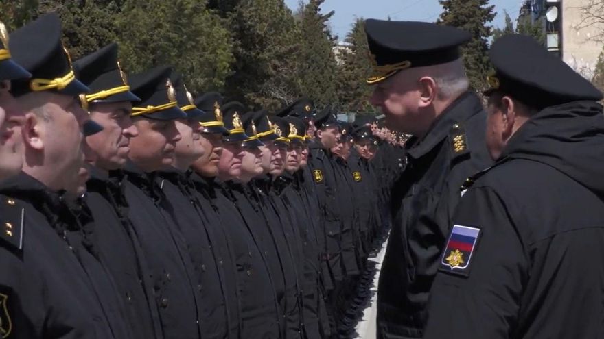 El jefe de la marina rusa se reúne con la tripulación del buque ruso Moskva.