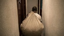Manteros: sin manta ni calle pero organizando su propia "renta básica"