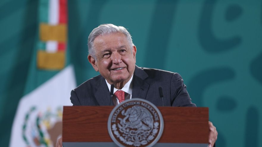 López Obrador celebra sustitución de estatua de Colón en Ciudad de México