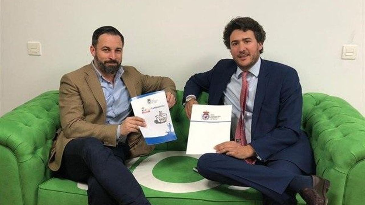 Vox ficha como asesores con cargo al Congreso al gerente del partido y  al presidente de la Federación de Caza