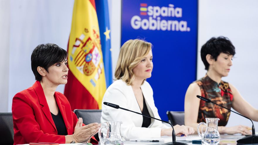 En primer plano, la ministra de Vivienda, Isabel Rodríguez; junto a la portavoz del Gobierno y ministra de Educación, Pilar Alegría; y la titular de Inclusión, Seguridad Social y Migraciones, Elma Saiz.