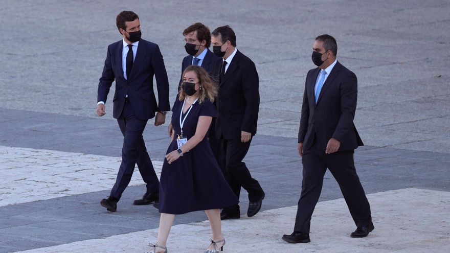 Casado, con Martínez Almeida y Abel Caballero, en el acto de homenaje.