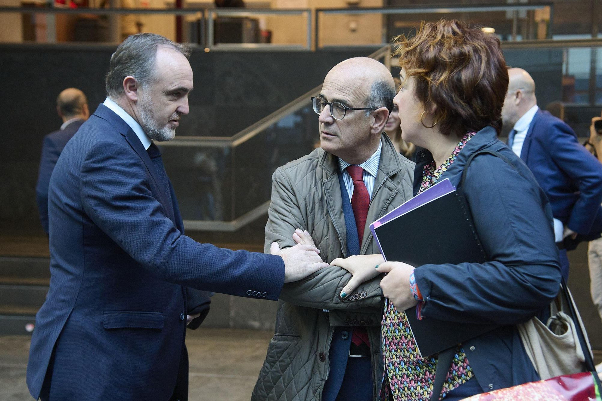 Javier Esparza (Navarra Suma) saluda a Ainhoa Aznárez (Podemos) a su llegada a la Cámara.