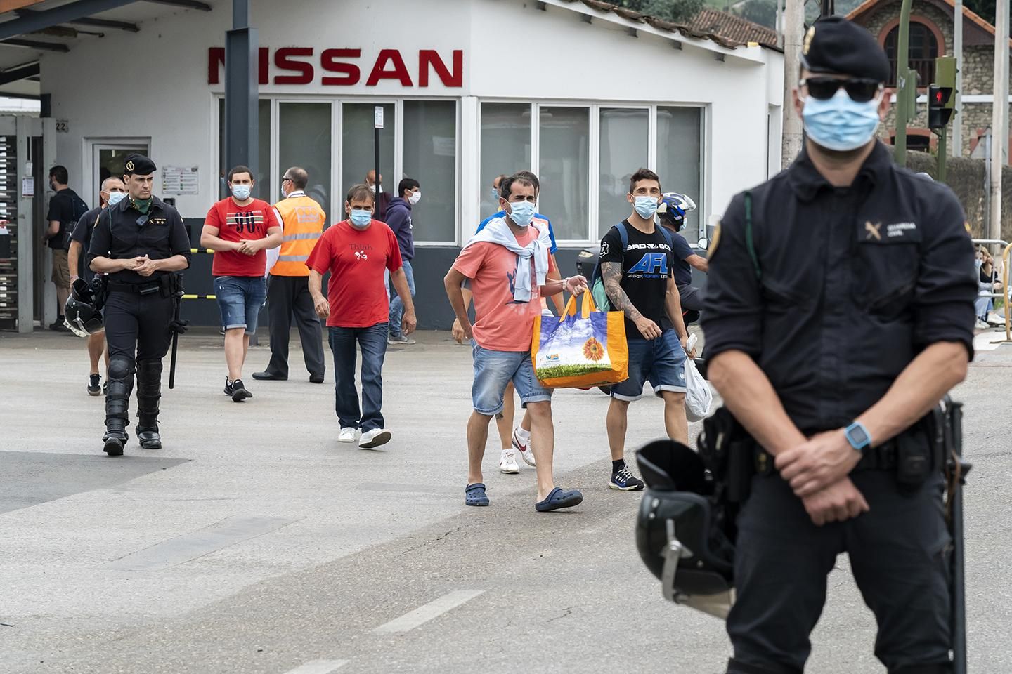 Trabajadores de Nissan en Barcelona se manifiestan en la fábrica de Los Corrales de Buelna. | JOAQUÍN GÓMEZ SASTRE