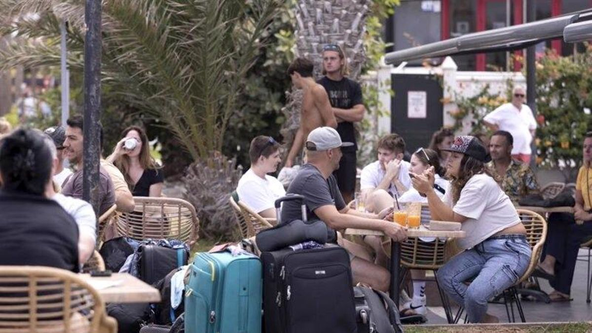 Canarias supera el millón de turistas en julio y roza los 6,8 millones de pernoctaciones