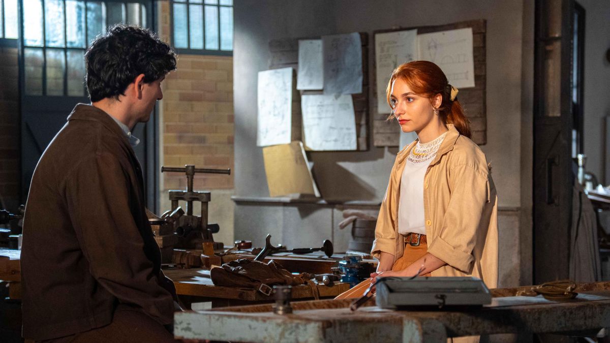 Toño y Enora trabajando juntos en el hangar de 'La Promesa'