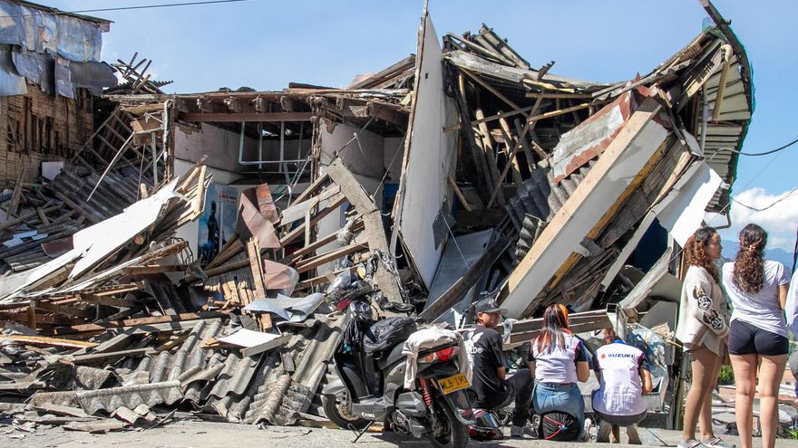 Personas observan una edificación destruida por un terremoto de magnitud 7,4 este lunes, en Manizales (Colombia).