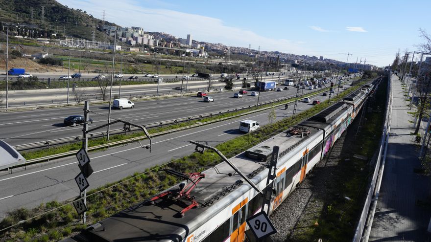 Imagen de un tren de Rodalies en la estación de Torre Baró. EFE/Alejandro García