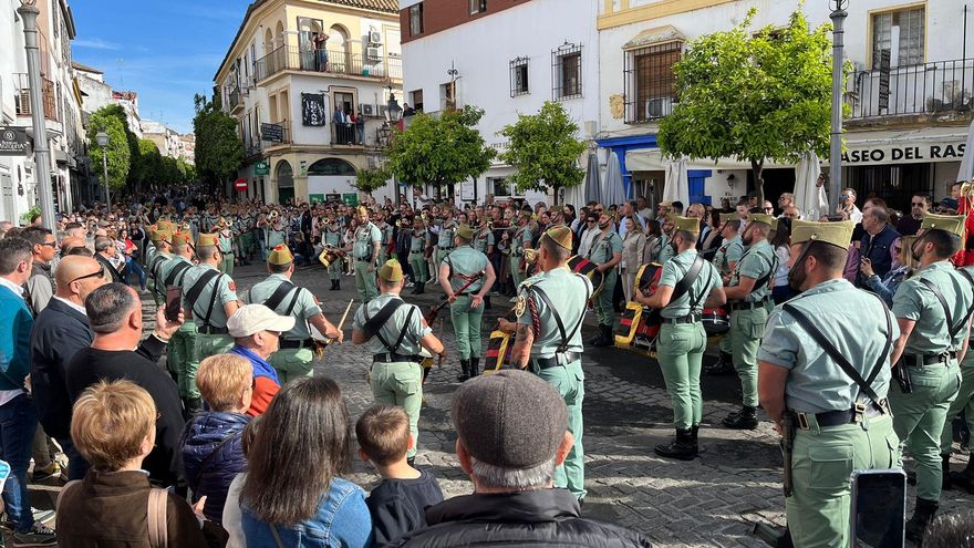 Una multitud a la espera del vía crucis de La Caridad en la Cruz del Rastro.