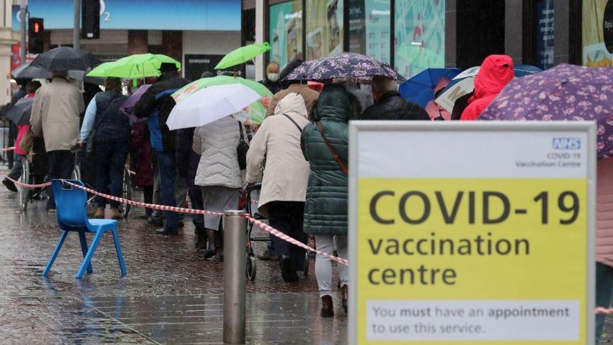 Ciudadanos hacen cola frente a un centro de vacunación contra el coronavirus en Folkestone, Reino Unido. / Gareth Fuller/PA Wire/dpa