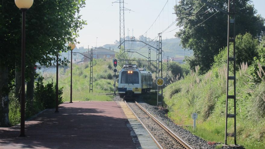 Un tren de cercanías llegando a la estación de Orejo, Marina de Cudeyo.