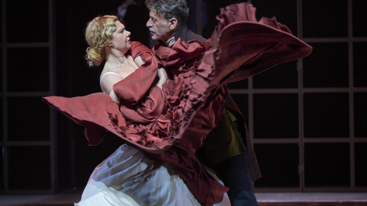 Lidia Otón (doña Loreta) y Nacho Fresneda (don Pachequín) en un momento de galanteo