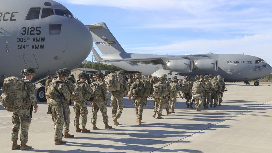 Paracaidistas de la 82.ª División Aerotransportada del Ejército de EEUU posan frente a un avión de transporte en el aeródromo Pope Army Airfield el 1 de enero de 2020.