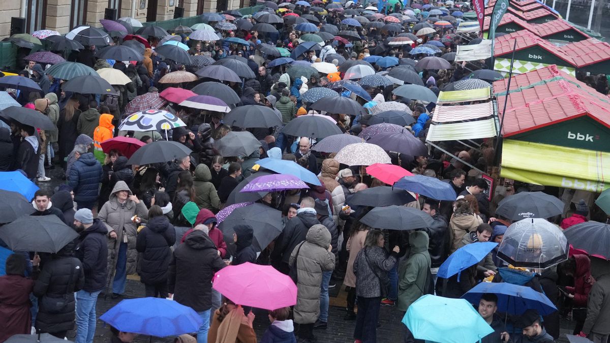 Miles de vascos disfrutan de la Feria de Santo Tomás de Bilbao y Donostia pese a la mañana pasada por agua