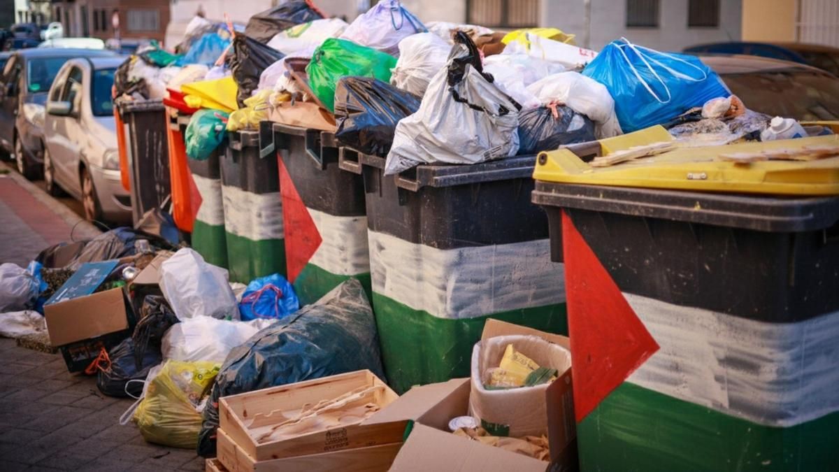 Banderas de Palestina creadas con IA sobre una imagen real de basura acumulada en los contenedores de Madrid