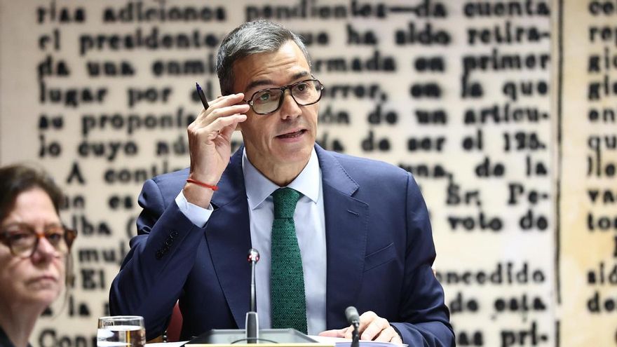Sánchez defends the legality of PSOE cash payments in the "defamation commission" of the Senate
