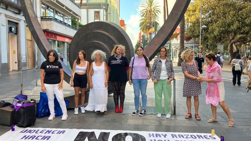 Concentración en Gran Canaria para condenar el último feminicidio en la isla: “No son muertes, son asesinatos"
