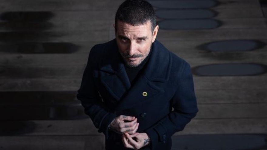 Kiko Amat, escritor: "Todavía existe una caricatura grotesca de lo que significa ser un hombre heterosexual"