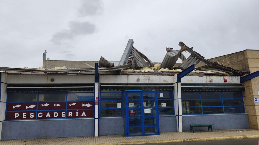 Una manga marina destroza parte de la cofradía de pescadores de Rota (Cádiz)