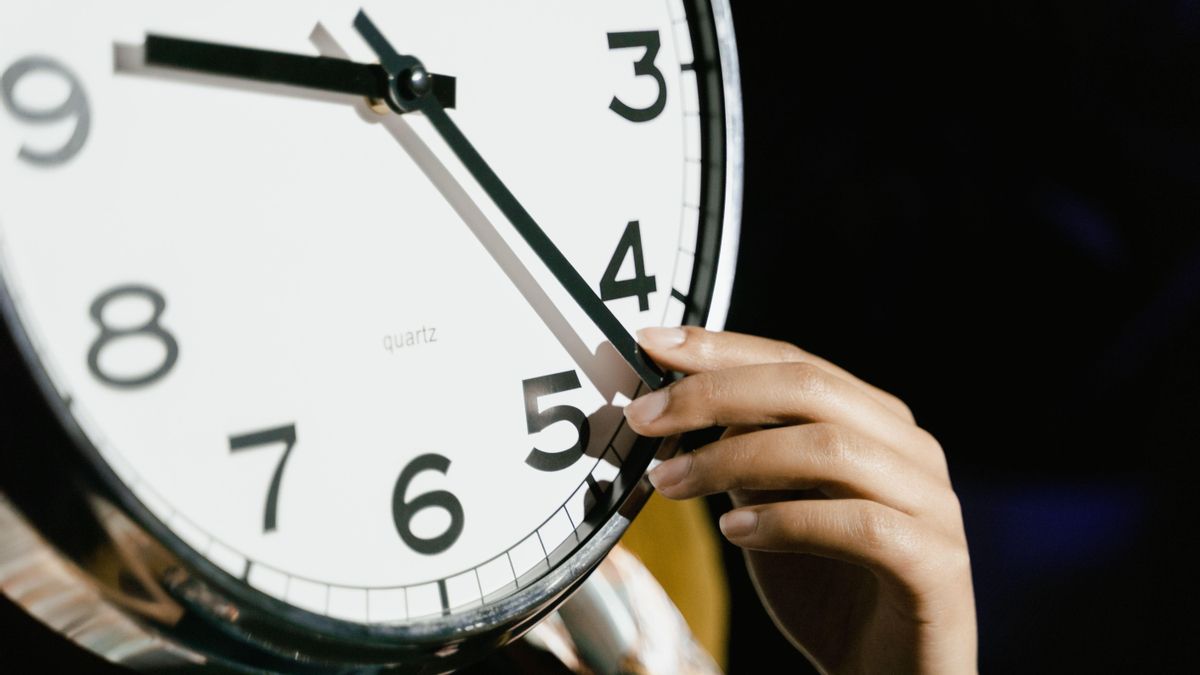 ¿Por qué cada vez anochece antes? Lo que realmente ocurre con las horas de luz durante septiembre y octubre