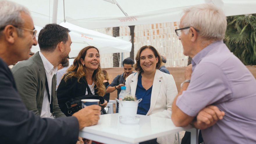 El presidente de elDiario.es, José Sanclemente; el director del periódico, Ignacio Escolar; la subdirectora, Neus Tomás; la alcaldesa de Barcelona, Ada, Colau; y el alcalde de València, Joan Ribó.