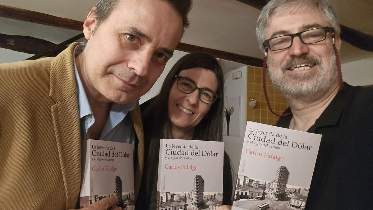 El periodista y escritor Carlos Fidalgo y el alma mater de la editorial leonesa Marciano Sonoro, Cristina Pimentel y su actual editor Jesús Palmero, con las primeras impresiones de 'La leyenda de la Ciudad del Dólar y el siglo del carbón'.