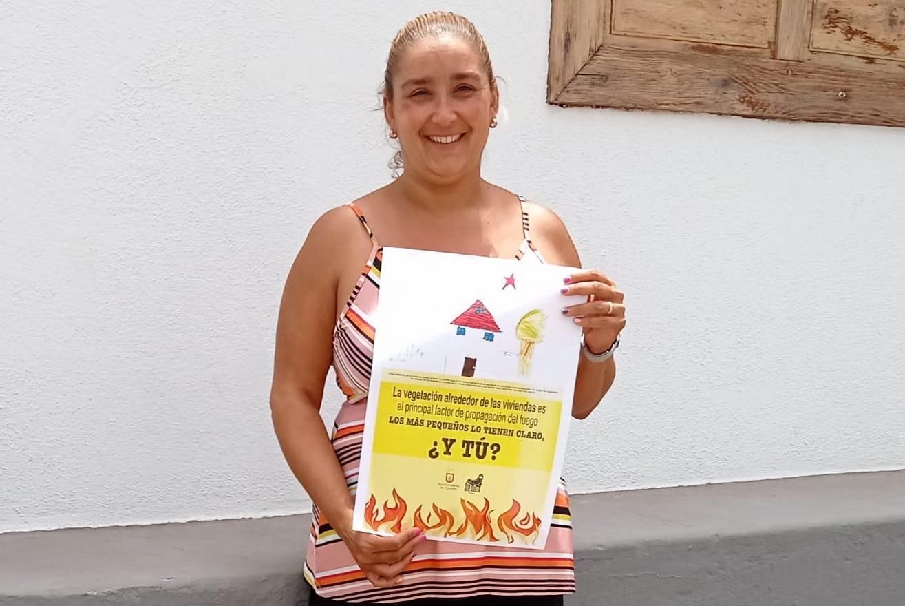 Saray Domínguez con el cartel de la campaña.