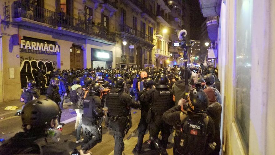 Saqueos, cargas policiales y 34 detenciones en la quinta jornada de disturbios en Catalunya por Pablo Hasel