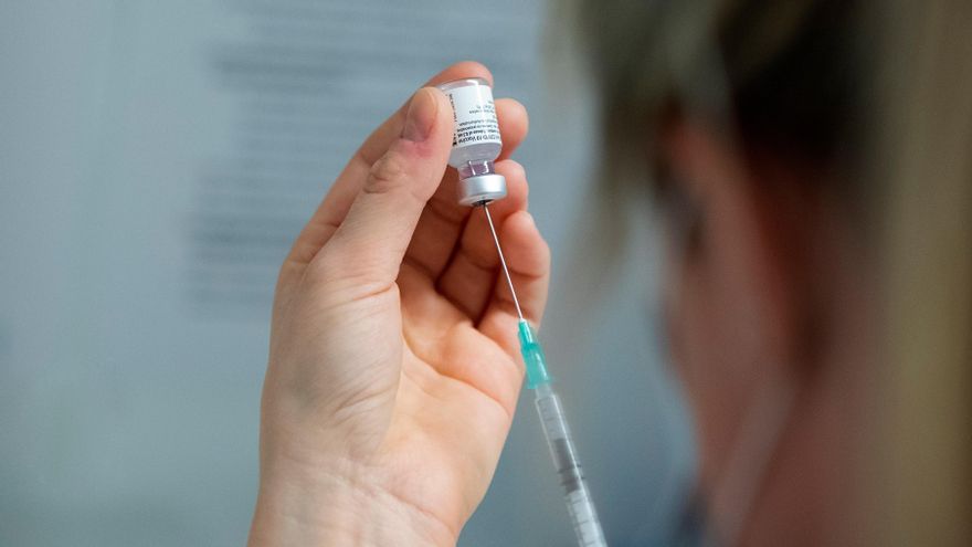 Una persona de vacuna contra la covid en Oslo, Noruega, en una imagen de archivo. EFE/EPA/BERIT ROALD NORWAY OUT[NORWAY OUT]