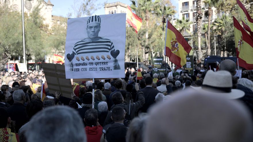 Un cartel contra Sánchez durante la concentración