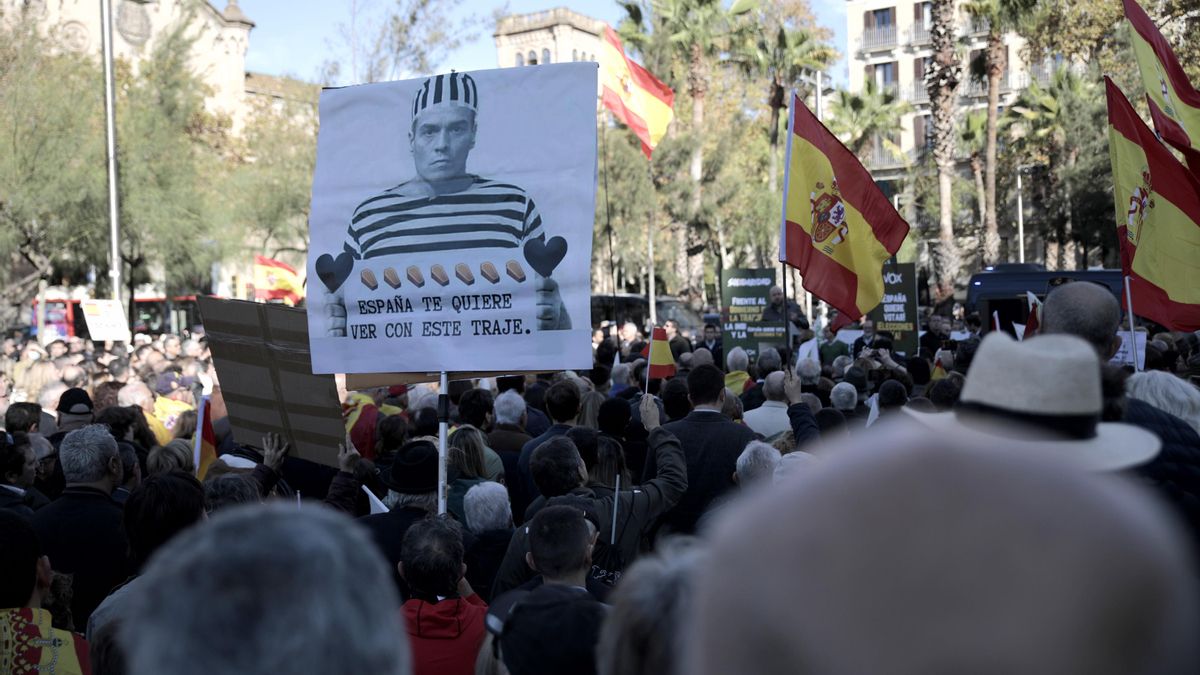Un cartel contra Sánchez durante la concentración