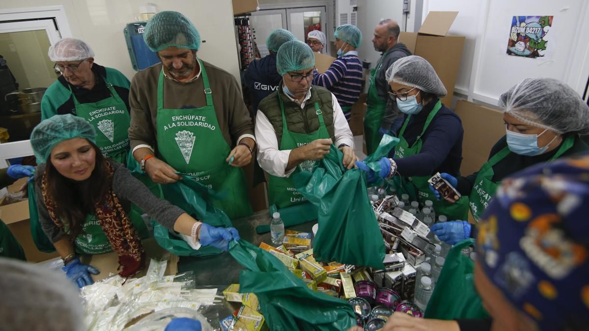 Preparación de los menús solidarios de Cocinillas CCF