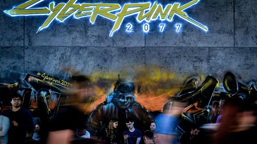 Visitantes esperan en el stand de Cyberpunk 2077 en la convención de juegos Gamescom en Colonia, (Alemania).