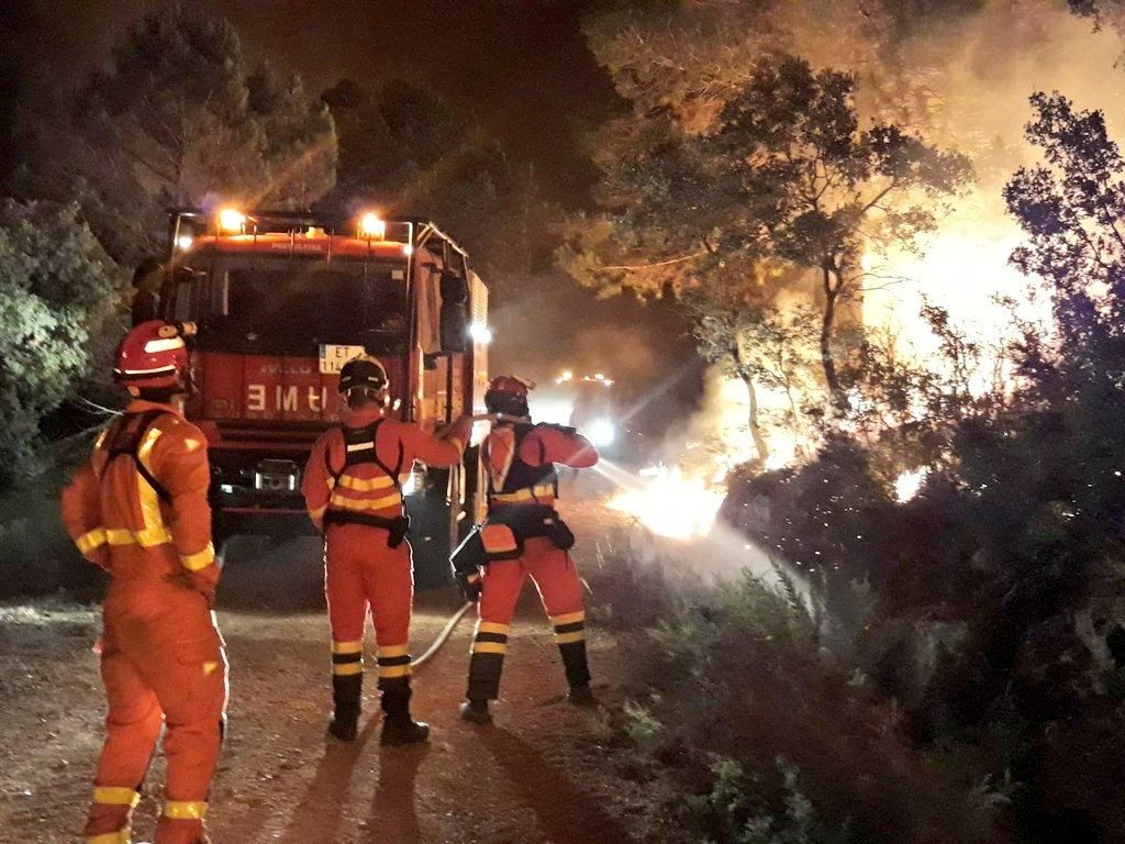 Efectivos de la UME combaten el fuego en Llutxent