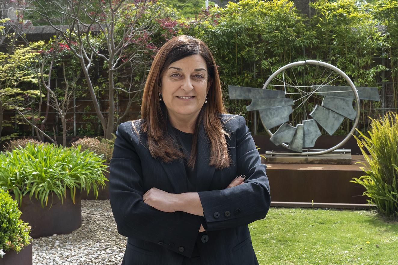 María José Sáenz de Buruaga posa en el exterior de la sede del PP.