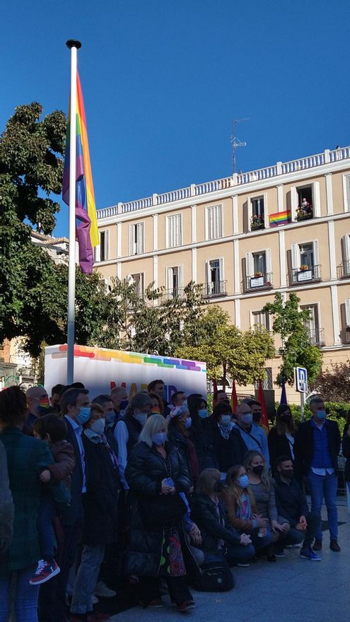 Izado de la bandera LGTBI y posado para los medios