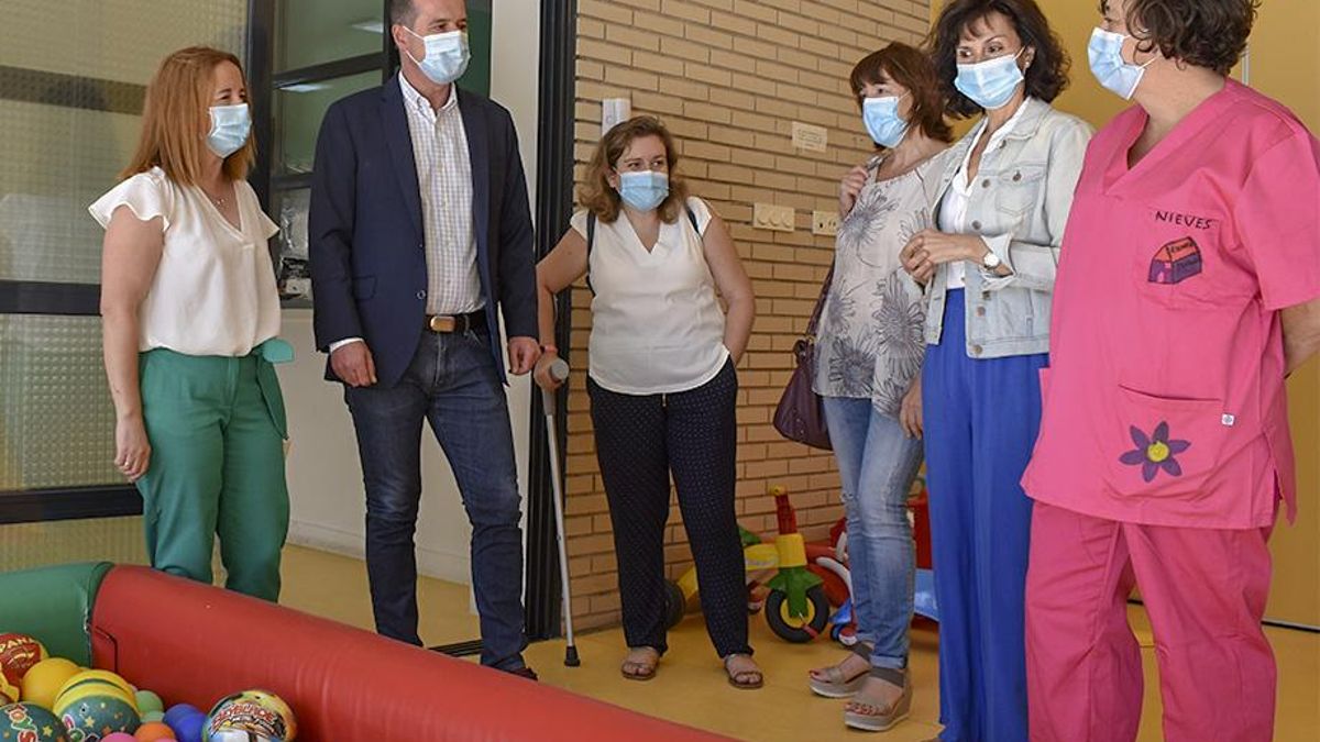 Alberto Rojo visita la escuela infantil municipal Alfanhui en el día de retorno a las aulas.
