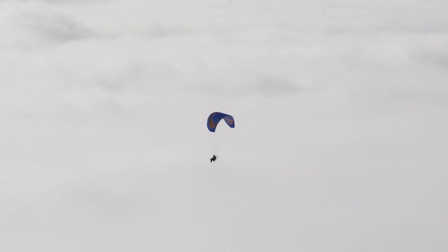Un migrante entra a Melilla volando en parapente para superar la valla fronteriza