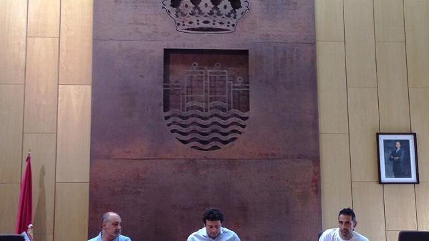 Ricardo de Dios, de Vive Villaquilambre (izquierda) y el alcalde Manuel García, en el centro. Foto: Uribe.