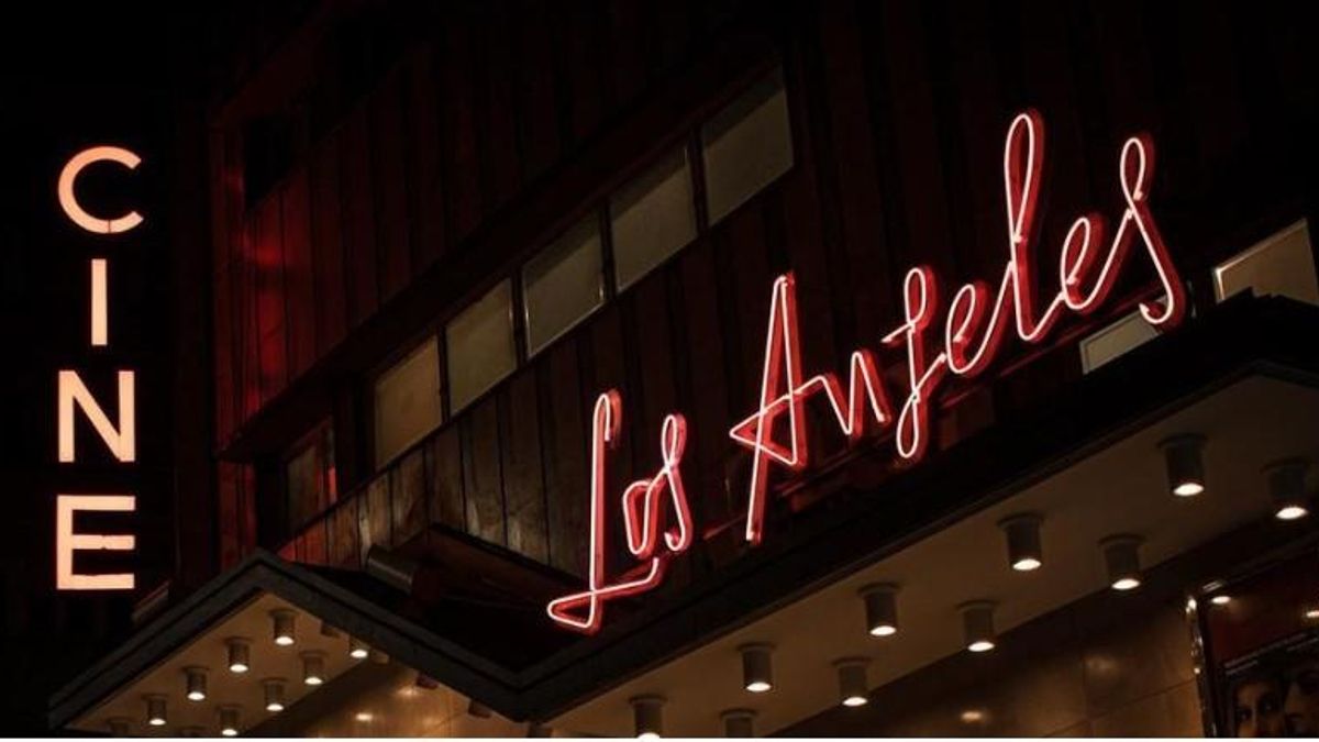 Cartel luminoso del cine 'Los Ángeles' de Santander.