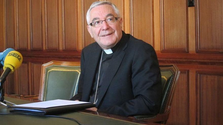El obispo de Santander se opone al aforo de 10 personas en iglesias y pide un número proporcional al espacio