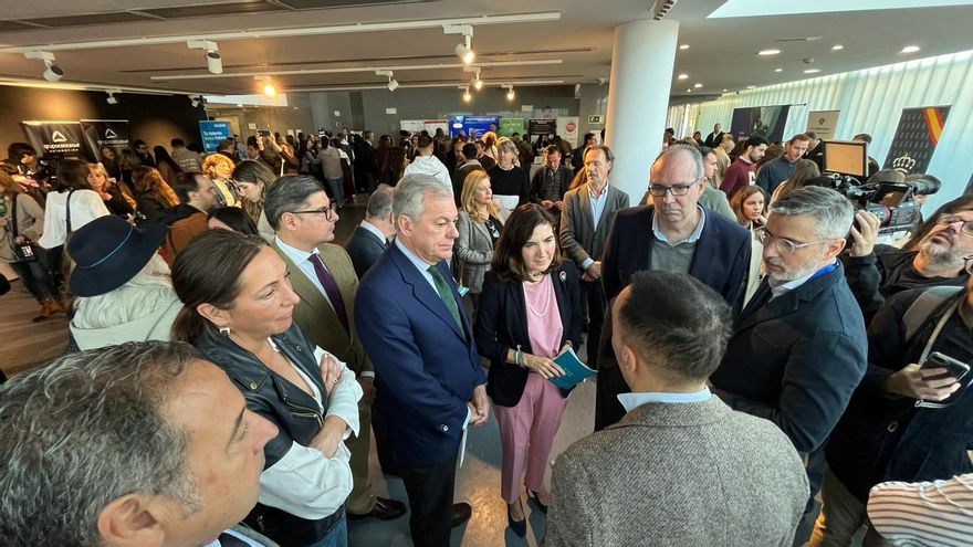 Rocío Blanco, José Luis Sanz y Loles López, en la Feria de Empleo del Polígono Sur 2025.
