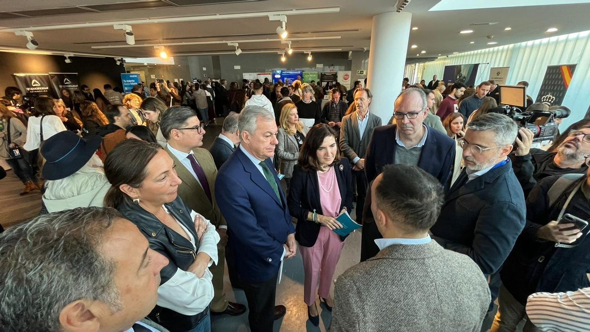 La consejera de Empleo, Rocío Blanco, el alcalde de Sevilla, José Luis Sanz, y la consejera de Inclusión Social, Loles López, en la Feria de Empleo del Polígono Sur 2025.