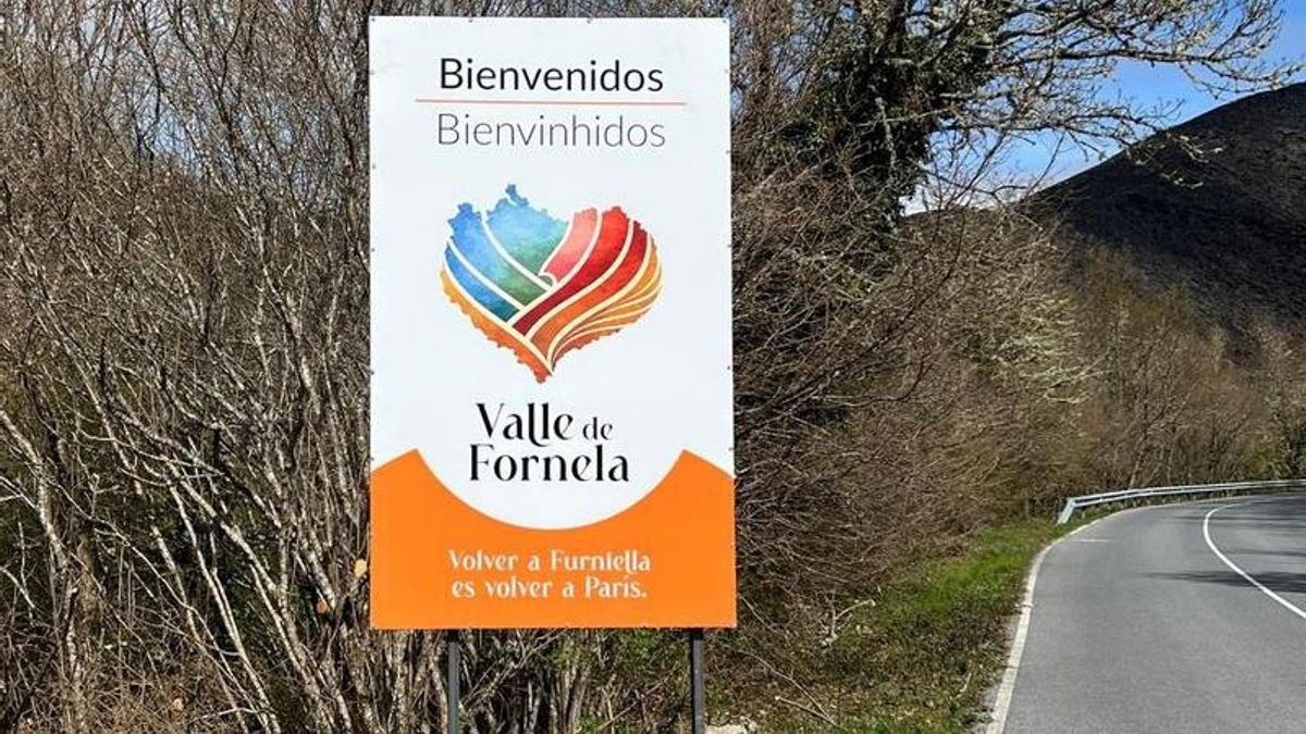 Cartel con el logotipo que da la bienvenida al Valle de Fornela.