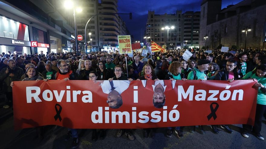 Miles de personas reclaman en València la dimisión de Mazón y del conseller de Educación por la gestión tras la DANA