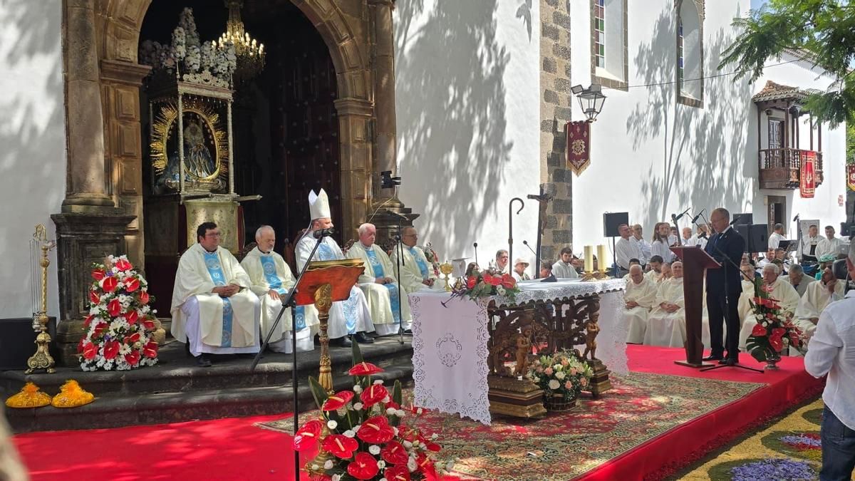 Sergio Rodríguez realiza una ofrenda a la Virgen de centrada en la solidaridad, la reconstrucción y la atención social