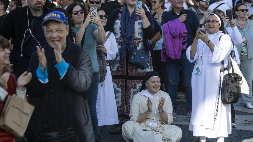 Grupos de fieles y curiosos en la Plaza de San Pedro esperando la fumata en el primer día del cónclave