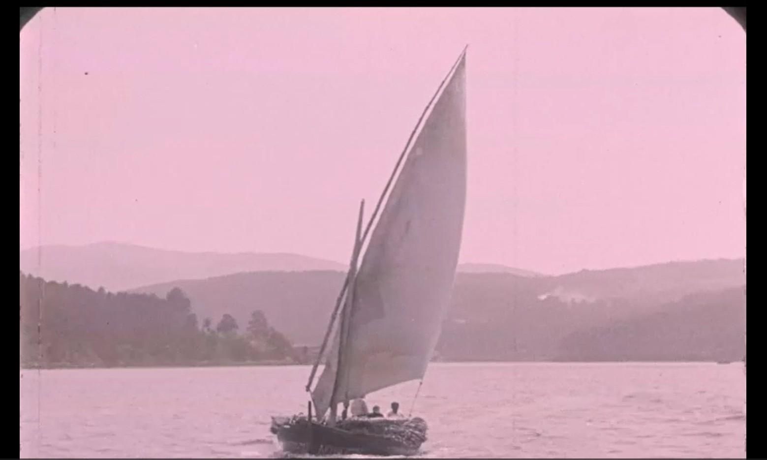 Una dorna navega por la ría de Muros y Noia a finales de los años 20 en un fotograma de 'Viaje por Galicia', de Luis R. Alonso