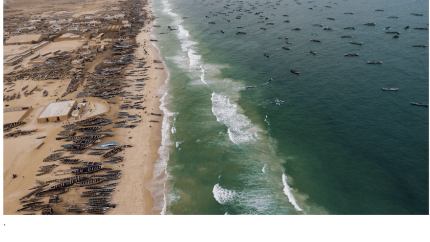 Una playa y muchos barcos de pesca en Mauritania